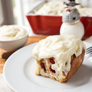 Christmas Morning Cinnamon Rolls | thecozyapron.com