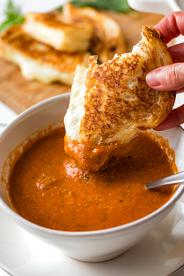 Tomato Basil Soup | thecozyapron.com