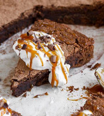 Brownie Cake | thecozyapron.com