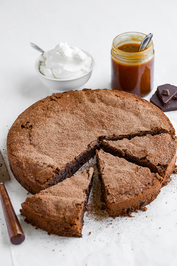 Brownie Cake | thecozyapron.com