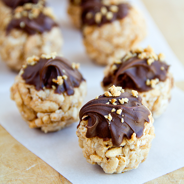 Peanut Butter Rice Krispie Balls | thecozyapron.com