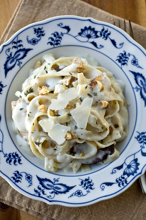 Parmesan Roasted Garlic Cream Sauce with Fettuccine | thecozyapron.com