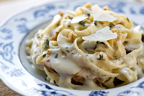 Parmesan Roasted Garlic Cream Sauce with Fettuccine | thecozyapron.com