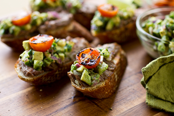 Crostini with Grilled Steak and Avocado-Lime Salsa | thecozyapron.com