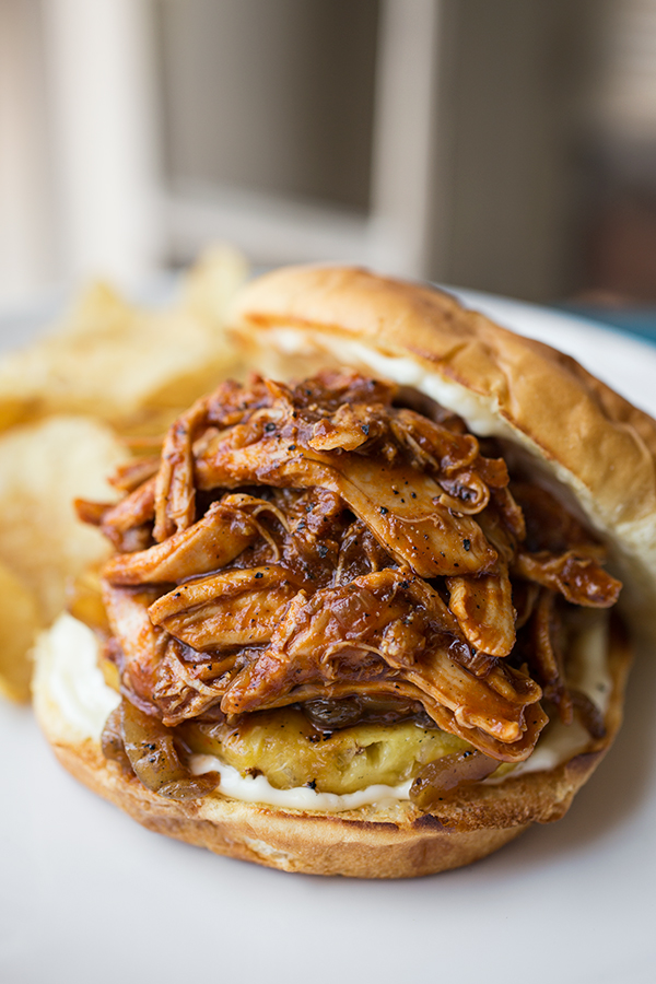 Pulled Chicken Sandwich | thecozyapron.com