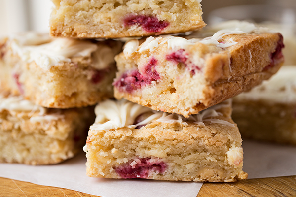 White Chocolate Blondies with Raspberries | thecozyapron.com