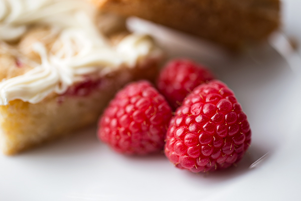 White Chocolate Blondies with Raspberries | thecozyapron.com