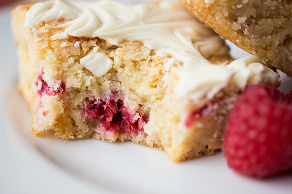 White Chocolate Blondies with Raspberries | thecozyapron.com