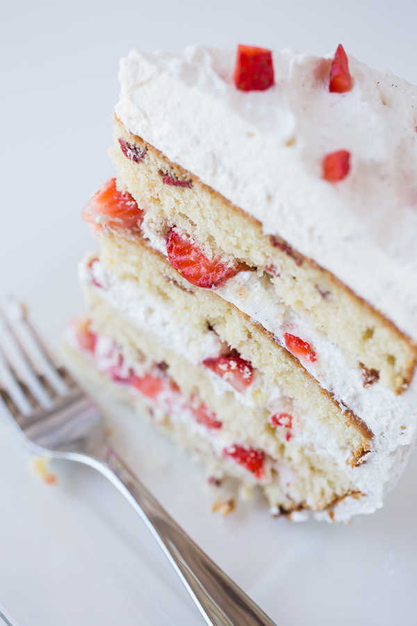 Strawberry Cake | thecozyapron.com