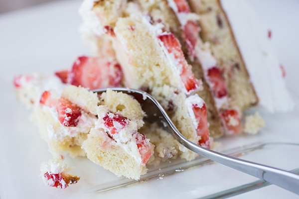 Strawberry Cake | thecozyapron.com