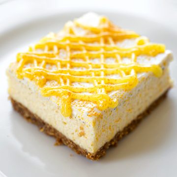 Lemon Cheesecake Bars | thecozyapron.com