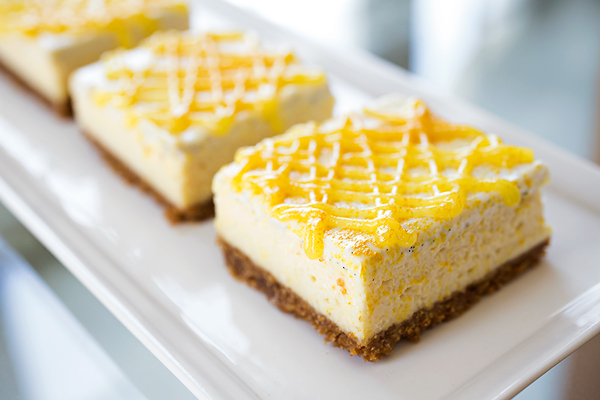 Lemon Cheesecake Bars | thecozyapron.com