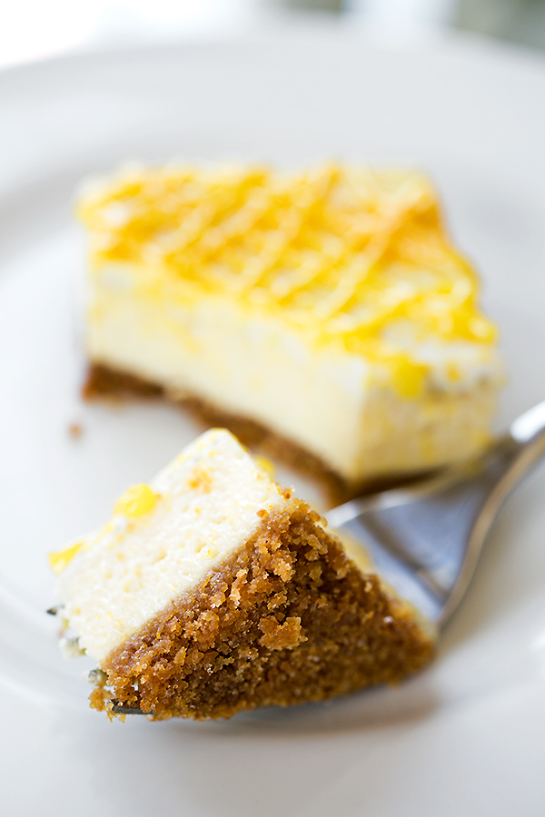 Lemon Cheesecake Bars | thecozyapron.com