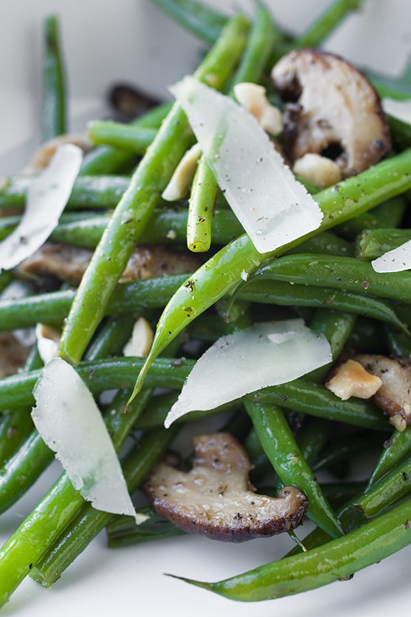 Sauteed Green Beans with Mushrooms | thecozyapron.com