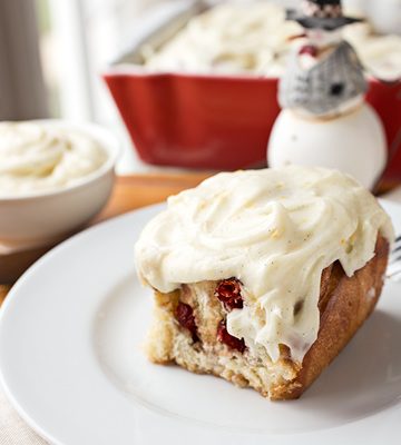 Christmas Cinnamon Rolls | thecozyapron.com