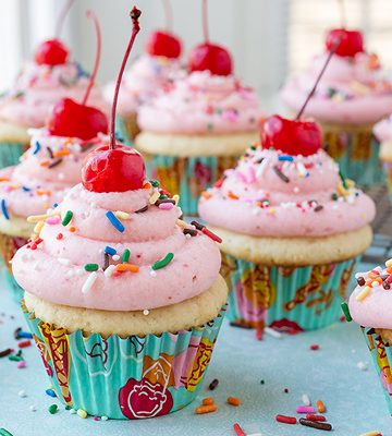 Strawberry Sundae Cupcakes | thecozyapron.com