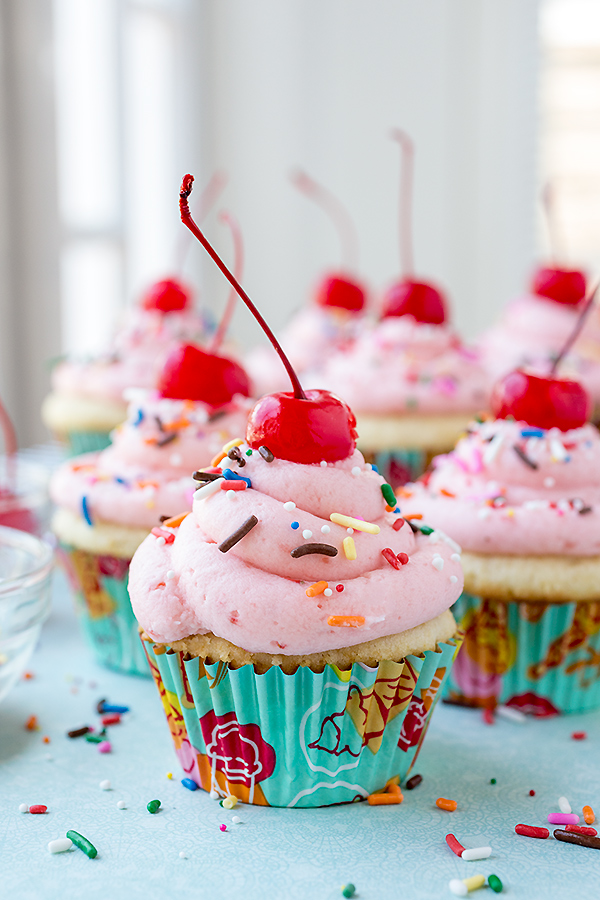 Strawberry Sundae Cupcakes | thecozyapron.com