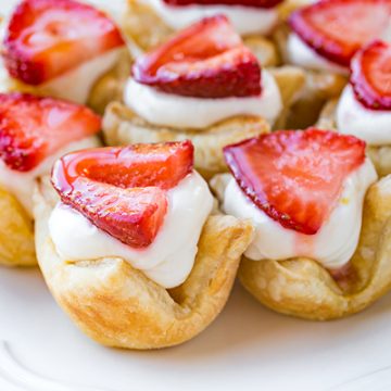 Strawberry Lemon Cream Tartlets | thecozyapron.com