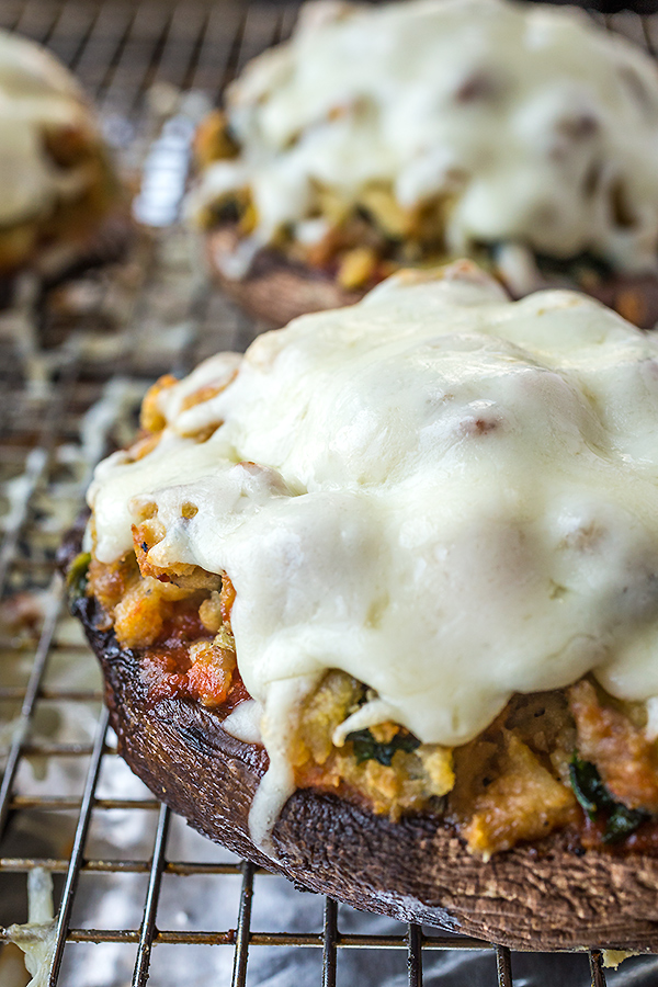 Stuffed Portobello Mushrooms | thecozyapron.com