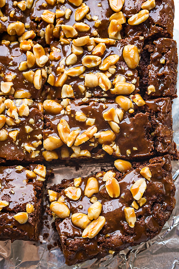 Snickers Brownies | thecozyapron.com