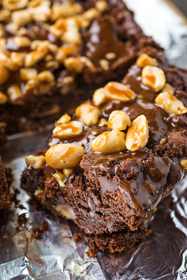 Snickers Brownie Bars | thecozyapron.com