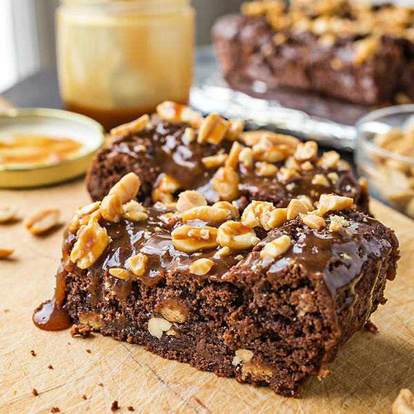 Snickers Brownie Bars | thecozyapron.com