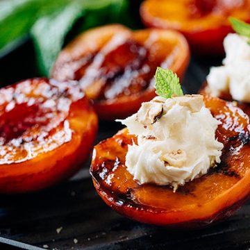Grilled Peaches with Vanilla Mascarpone | thecozyapron.com