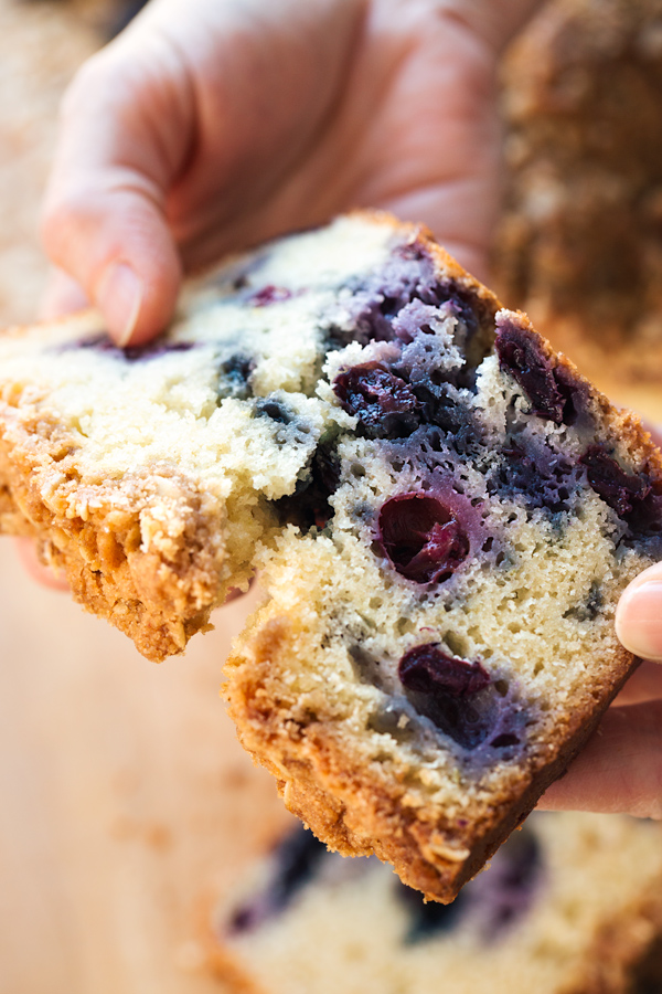 Blueberry Bread with Oat Streusel Topping | thecozyapron.com