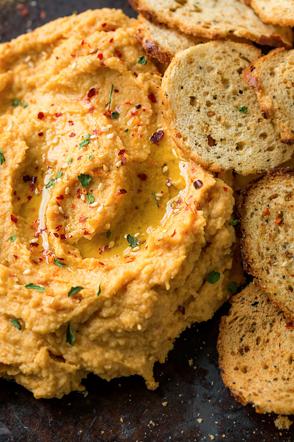 Roasted Garlic Hummus | thecozyapron.com