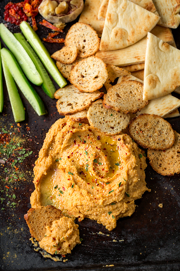 Roasted Garlic Hummus | thecozyapron.com