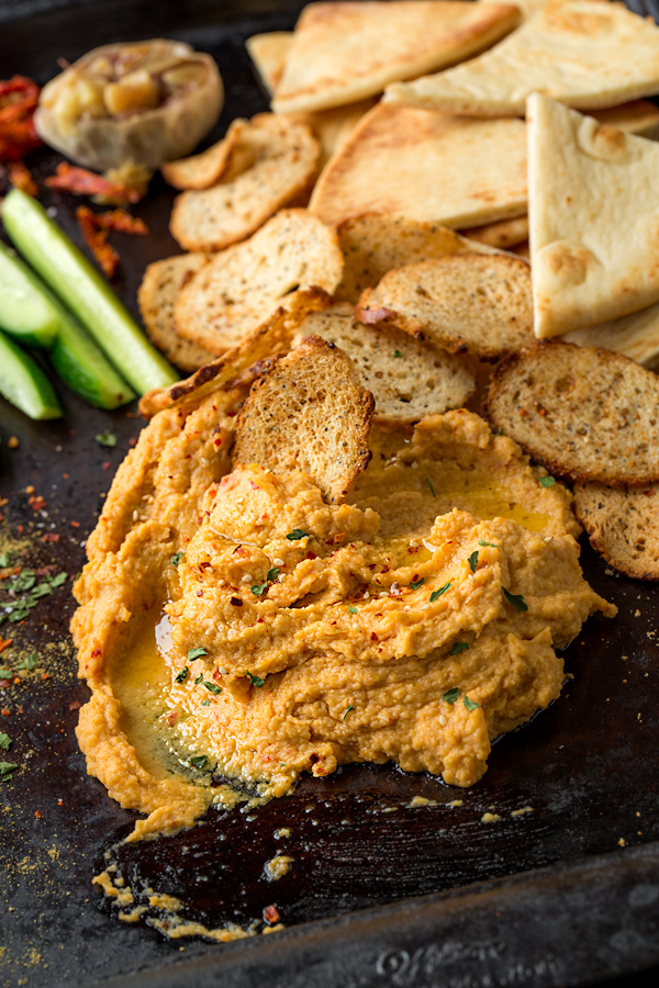 Roasted Garlic Hummus | thecozyapron.com