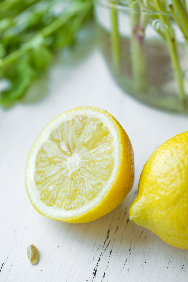 färska citroner för Lemon Bundt Cake | thecozyapron.com