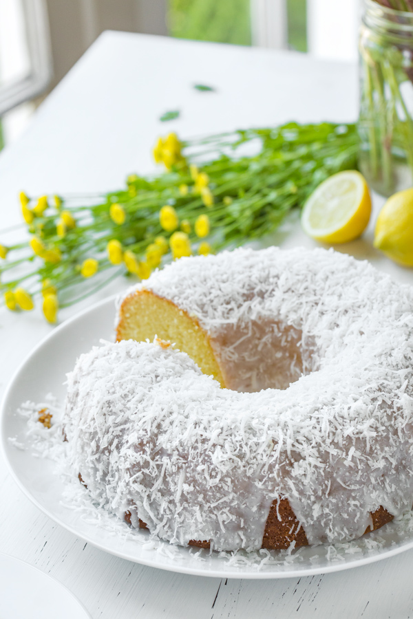 Lemon Bundt Cake | thecozyapron.com