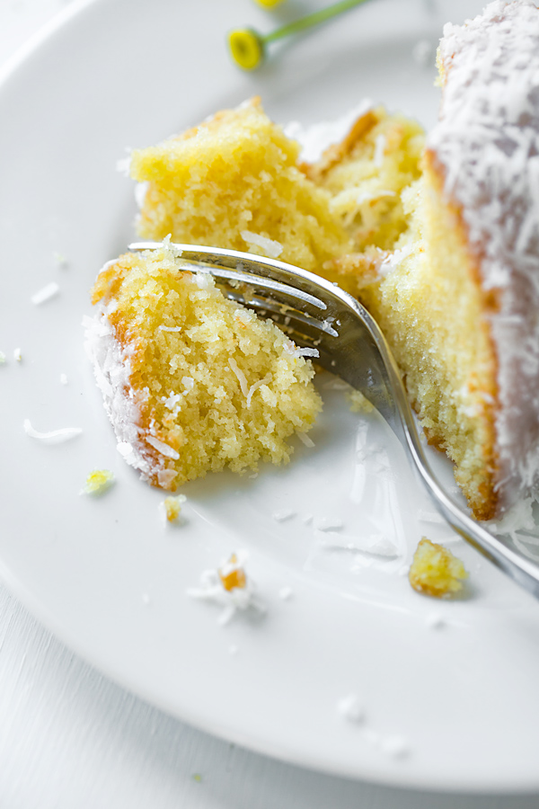 Fetta di torta al limone Bundt / thecozyapron.com