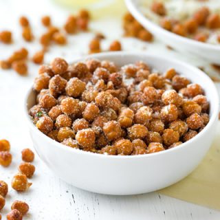 Roasted Chickpeas with Garlic Parmesan Seasoning | thecozyapron.com