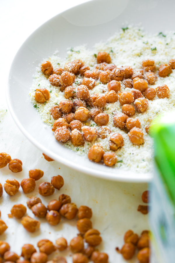 Roasted Chickpeas with Garlic Parmesan Seasoning | thecozyapron.com