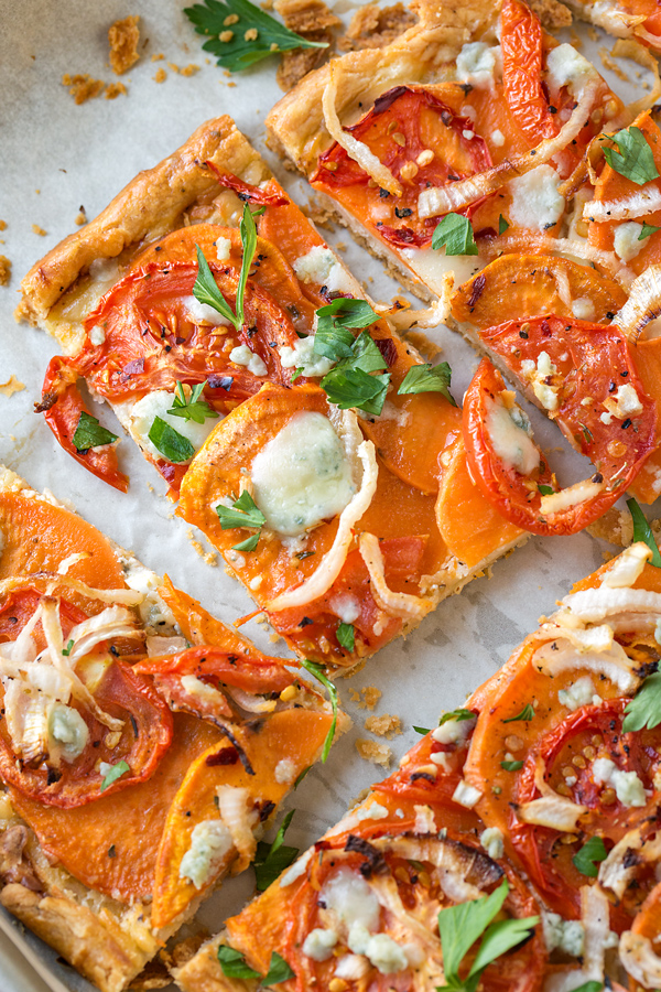 Sliced Tomato Tart | thecozyapron.com