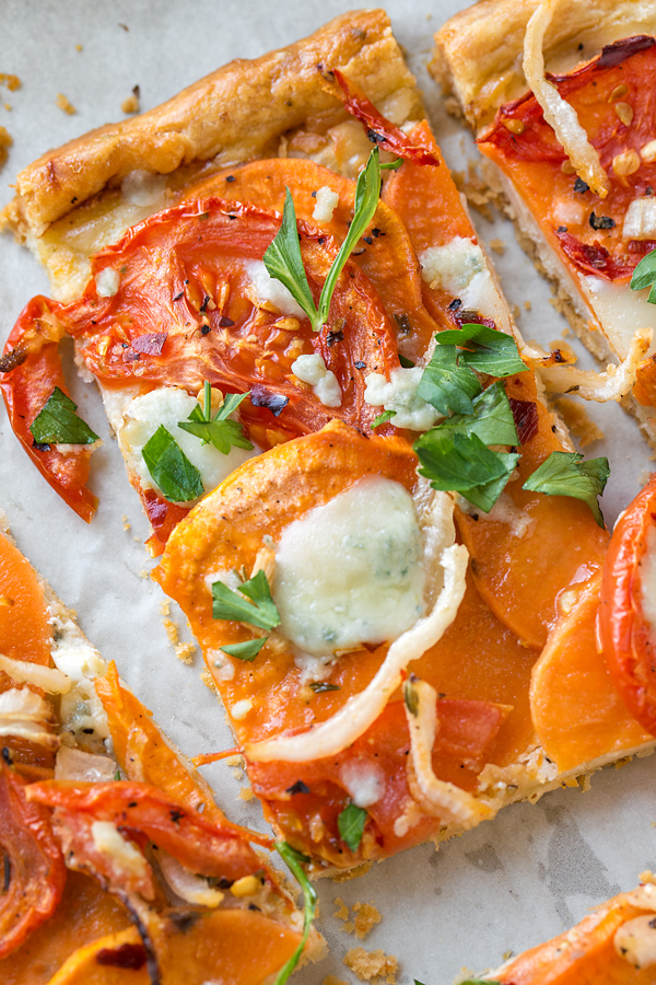 Slice of Tomato Tart | thecozyapron.com