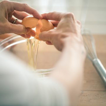 Cracking the Egg | thecozyapron.com