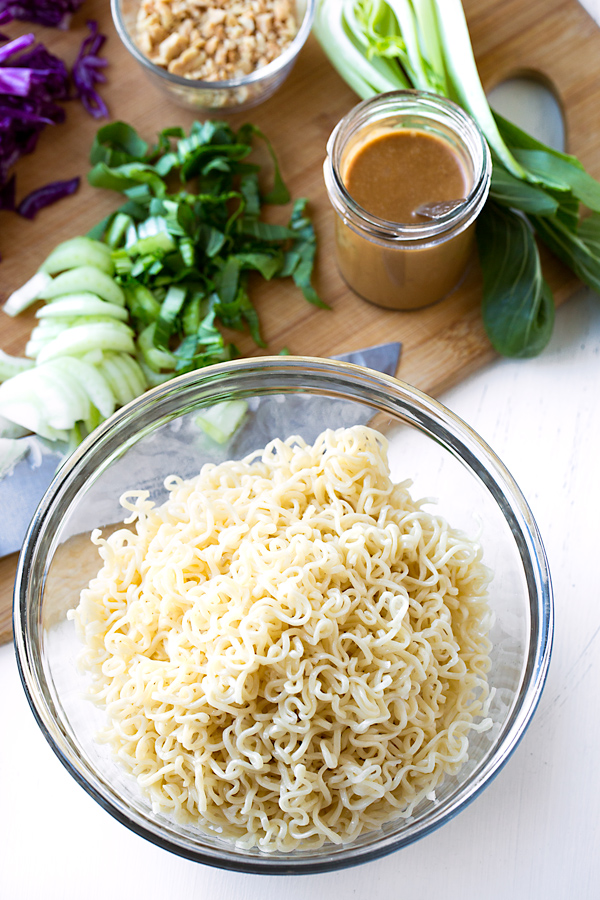 Salată de tăiței Ramen | thecozyapron.com