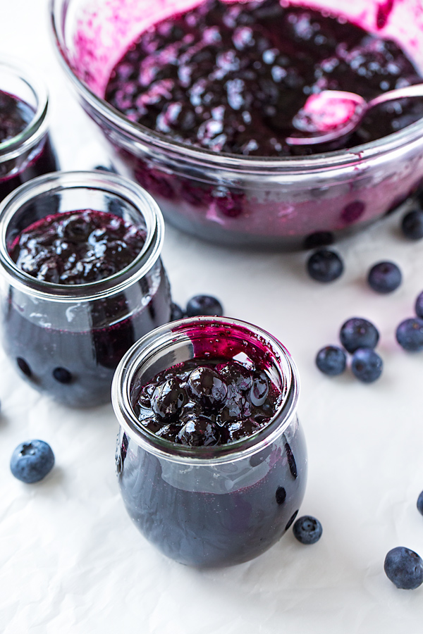 Blueberry Compote in Jars | thecozyapron.com