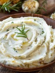 Roasted Garlic Mashed Potatoes | thecozyapron.com