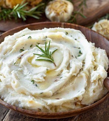 Roasted Garlic Mashed Potatoes | thecozyapron.com