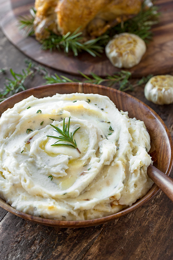 Garlic Mashed Potatoes | thecozyapron.com