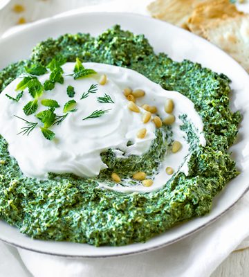 Healthy Spinach Dip | thecozyapron.com