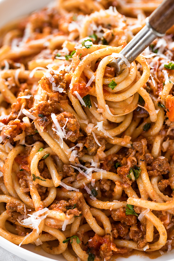 Spaghetti Bolognese | thecozyapron.com