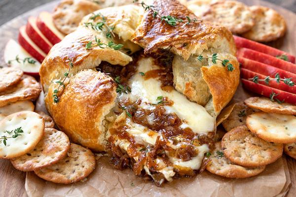 Baked Brie with Caramelized Onions | thecozyapron.com