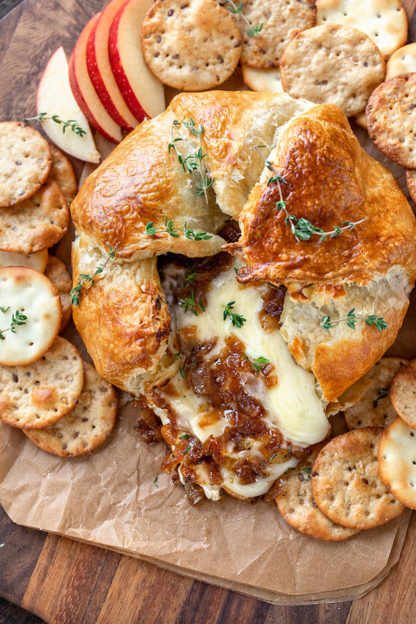 Baked Brie with Balsamic Caramelized Onions | thecozyapron.com