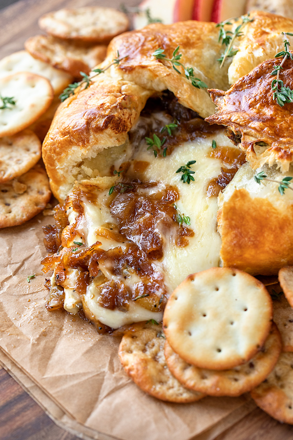 Baked Brie with Balsamic Caramelized Onions | thecozyapron.com