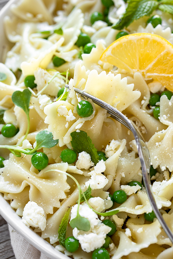 Bow Tie Pasta Salad with Lemon Vinaigrette | thecozyapron.com